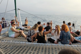chicas sentadas en la zona chill out de un barco
